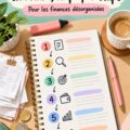Femme souriante examinant son budget sur un ordinateur portable à la maison.